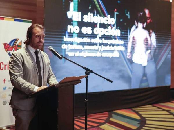 El director de la ONG Cristosal, Noah Bullock, anunció la suspensión de operaciones en El Salvador.