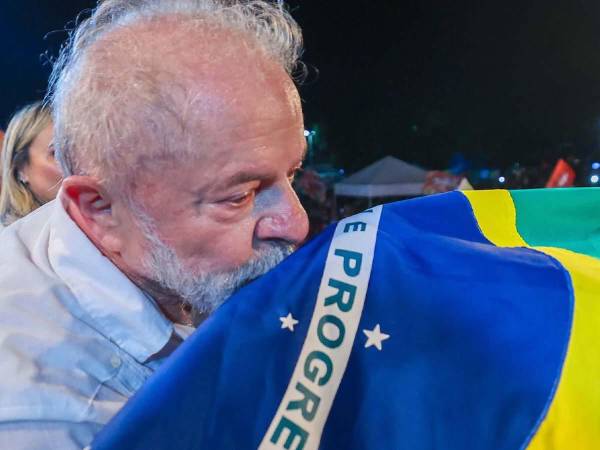 La victoria del presidente Luiz Inácio Lula da Silva sobre Flávio Bolsonaro en la segunda vuelta de las elecciones presidenciales de este domingo en Brasil refleja la capacidad del líder progresista para defender sus programas sociales y movilizar a los sectores que temían un regreso del bolsonarismo al poder.