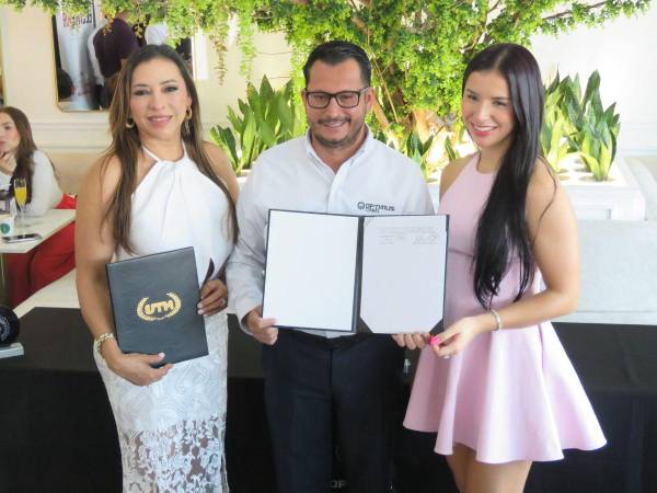 Autoridades de UTH e Incanta durante la firma del acuerdo en las instalaciones de Incanta, en el Boulevard Mackay.