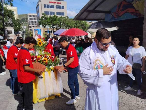 Los hondureños se unieron este domingo 7 de septiembre a la celebración de San Carlo Acutis, primer santo milenial. Decenas de jóvenes salieron a las calles a mostrar su honra y devoción en Tegucigalpa.