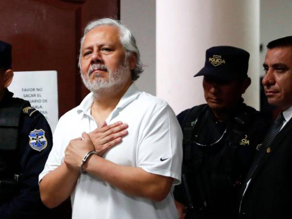 El abogado Enrique Anaya, crítico del presidente salvadoreño, Nayib Bukele, y detenido el 7 de junio pasado, continuará en detención y el proceso penal en su contra por el delito de lavado de dinero pasa a la fase de instrucción, informó este martes uno de los representantes legales al finalizar la audiencia inicial.