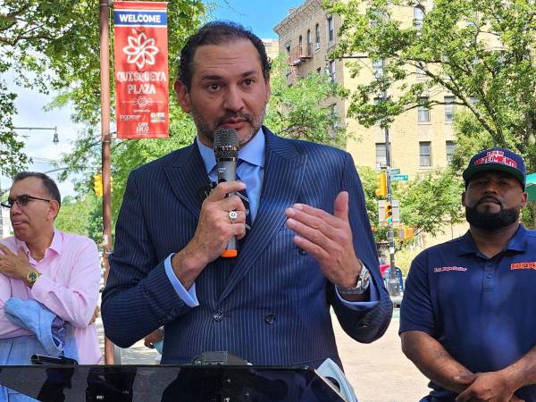 El candidato independiente a la Alcaldía de Nueva York, el cubano Joseph Hernández (c), habla durante una conferencia de prensa.