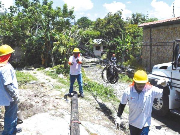 Empleados de la Enee reparan cables derribados en Tegucigalpa, Honduras