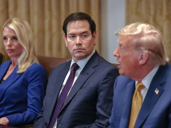 El secretario de Estado, Marco Rubio (C), junto al presidente de EEUU, Donald Trump.