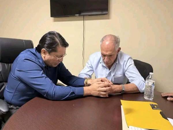 El pastor evangélico Roy Santos y el presidente de Honduras, Nasry Asfura, durante una jornada de oración.