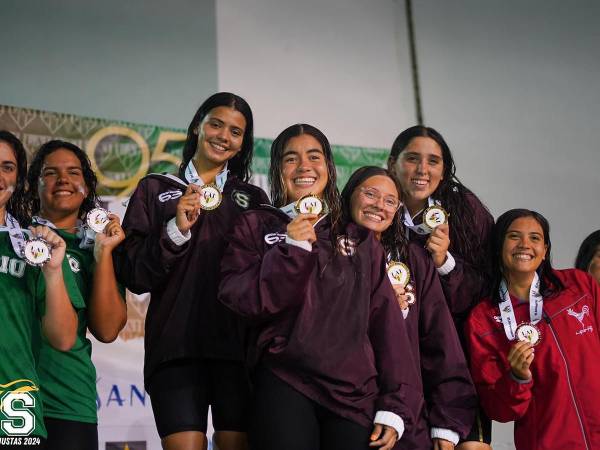 El equipo de relevos femenino del Sagrado Corazón recibe la presea de oro tras ganar el 4x200 estilo libre.