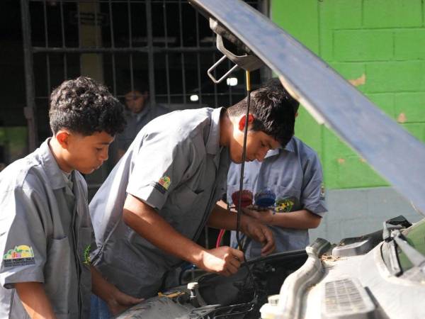 La carrera de mecánica automotriz tiene mucha demanda en los centros técnicos municipales.