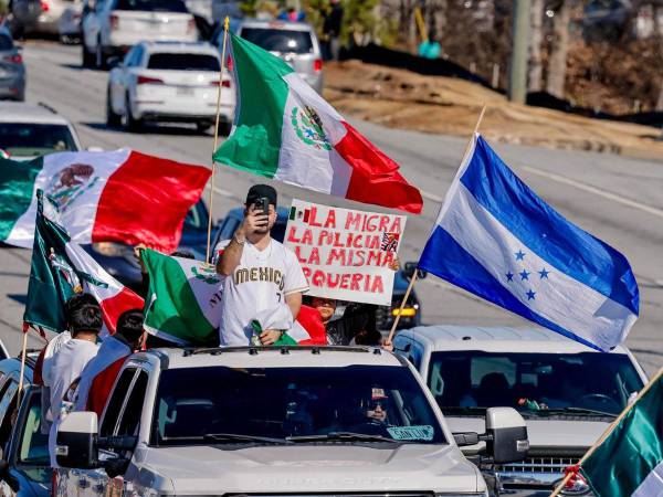 Manifestantes protestan contra la política de inmigración y deportación del gobierno de Doland Trump contra los extranjeros indocumentados en una imagen de archivo.