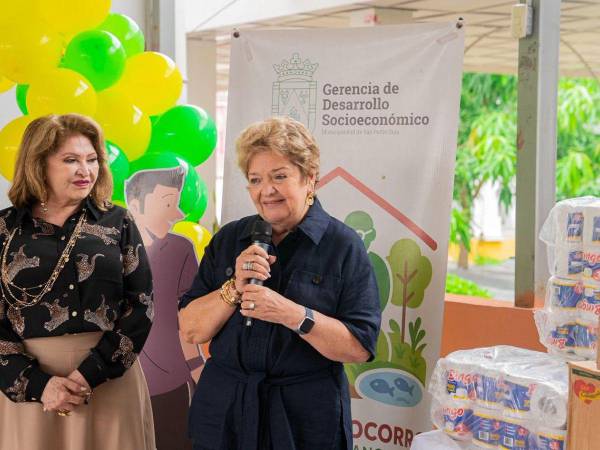 La vicealcaldesa de San Pedro Sula, Maritza Soto con la viceministra de la Secretaría de Desarrollo Social, Sedesol, Eva López, durante la visita en l<b>a Casa Hogar Perpetuo Socorro</b>