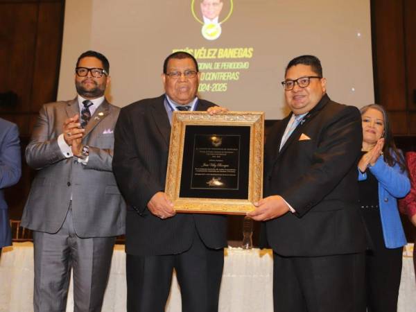 Jesús Vélez Banegas al recibir el premio Álvaro Contreras.
