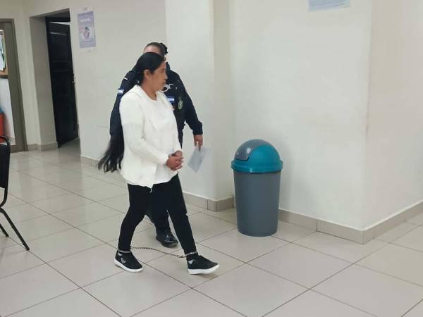 Gloria Marina López Pineda enfrenta juicio oral y público, acusada de matar a puñaladas a su hija recién nacida en una vivienda de la residencial Santa Mónica, en San Pedro Sula, en mayo de 2025.