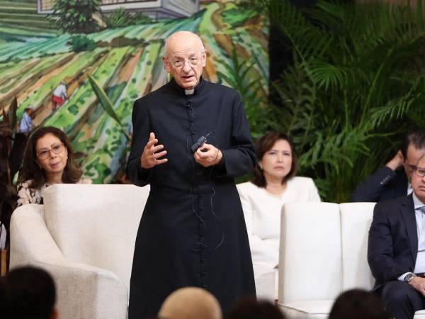 El prelado del Opus Dei, monseñor Fernando Ocáriz invitó a las familias a mirar a los demás con el amor de Cristo y recordó que comprender va más allá de aceptar los defectos ajenos.
