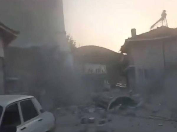 Varios edificios colapsaron tras el potente sismo que estremeció el noroeste de Turquía.