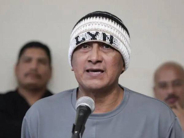 Uno de los fundadores y líder histórico de la sangrienta pandilla criminal ‌conocida como Barrio 18, falleció en El Salvador a ‌consecuencia de complicaciones hepáticas, informó el jueves el Gobierno del país centroamericano.