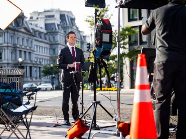 Periodistas de CNN, MS NOW y Politico entran en la Casa Blanca tras la orden del juez
