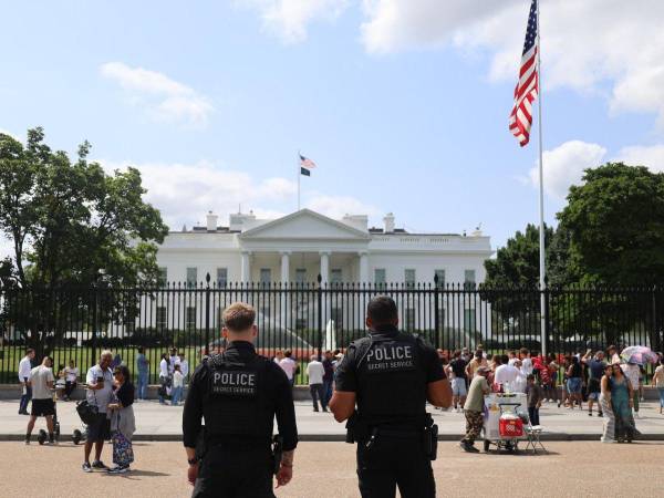 Miembros del Servicio Secreto de Estados Unidos custodian la Casa Blanca en Washington.