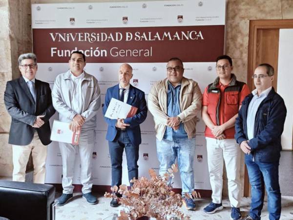 Autoridades del Instituto Nacional de Previsión del Magisterio (INPREMA) y la Fundación General de la Universidad de Salamanca.