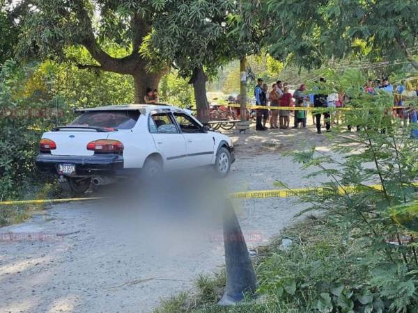 Elementos de las autoridades competentes se hicieron presentes en la escena para acordonar el área e iniciar con las investigaciones correspondientes