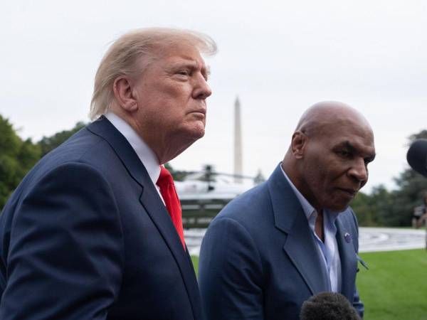 El presidente de EE.UU., Donald Trump, fue captado este 9 de octubre, junto al excampeón mundial de boxeo, Mike Tyson, en los jardines de la Casa Blanca, en Washington DC (EE.UU.)