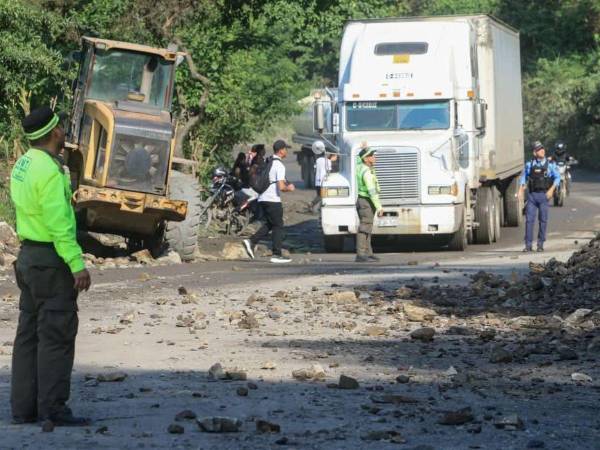 Agentes de la Policía Nacional y Municipal controlan el tráfico vehicular luego de un deslizamiento en la zona de la Lempira registrado en 2024.