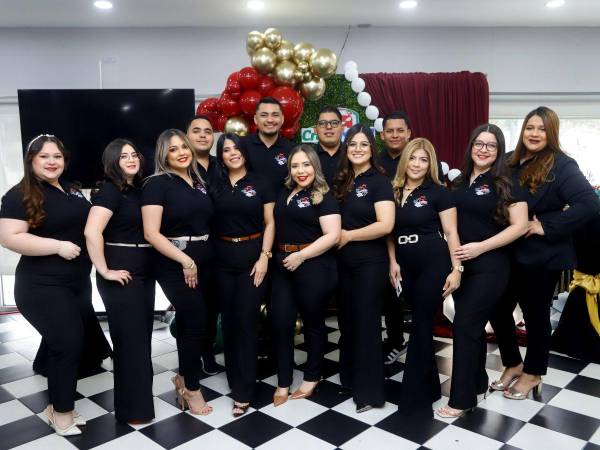 Ejecutivos y colaboradores de Credimóvil celebran el quinto aniversario de operaciones en San Pedro Sula.