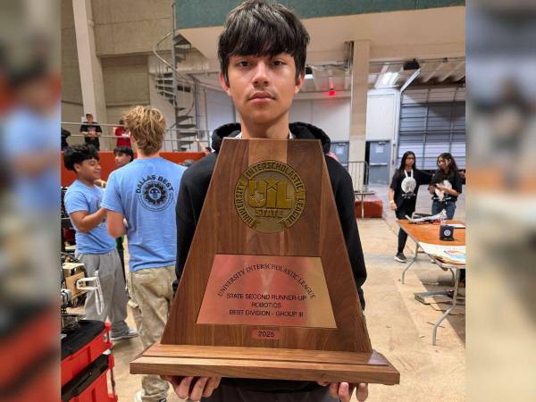 David Steven Meléndez León con el reconocimiento de la Liga Interescolar Universitaria del estado de Texas, Estados Unidos.