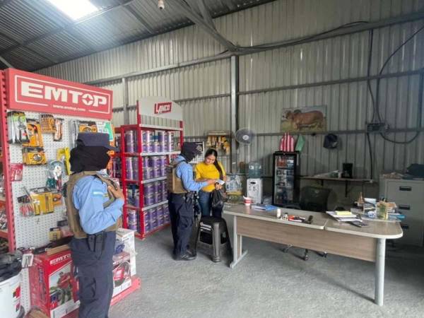 Agentes de la Dipampco capacitan a transportistas y comerciantes en Victoria, Yoro, sobre protocolos de seguridad y prevención de la extorsión.