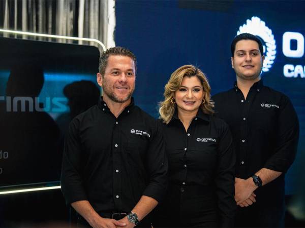 Roger Enrique Valladares, Emma Mejía de Valladares y Julio Valladares durante el evento de presentación de Optimus Card.