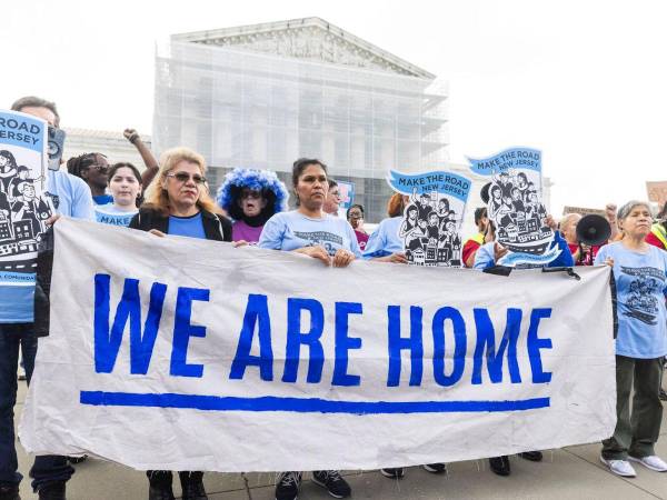 Activistas proinmigrantes se manifiestan frente a la Corte Suprema de EEUU. Imagen de archivo.