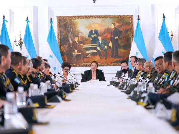 Fotografía de archivo de la presidenta Xiomara Castro dirigiendo reunión de Consejo de Defensa y Seguridad Nacional.