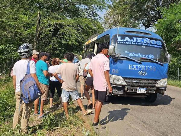 Pasajeros del bus en estado de conmoción tras el violento asalto.