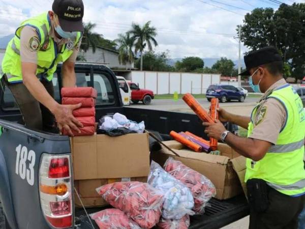 Agentes de la Policía Municipal decomisan pólvora en San Pedro Sula en una fotografía de archivo.