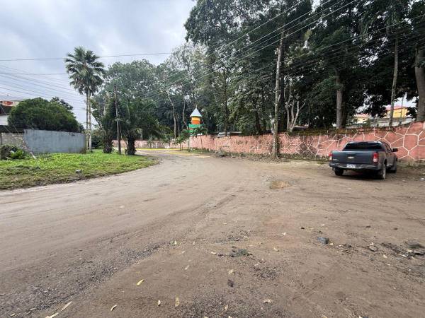 Esta es la vía que la municipalidad proyecta pavimentar y construir un parque lineal en una franja de Rio de Piedras.