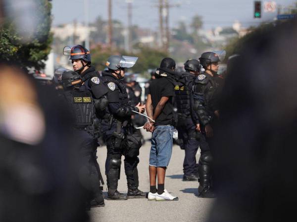 Agentes de la policía de Los Ángeles realizan arrestos durante una manifestación contra las redadas.