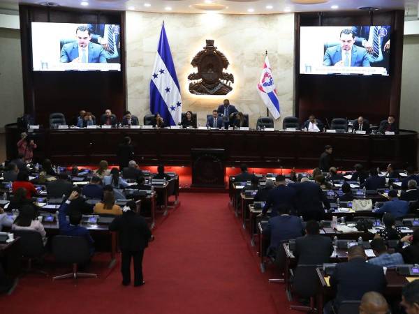 Mario Segura, diputado, presenta moción que exige cuentas sobre las relaciones con China y nombramientos diplomáticos.