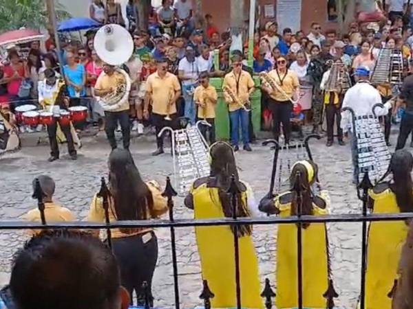 Bandas marciales también integraron los defiles en Santa Rosa de Copán.