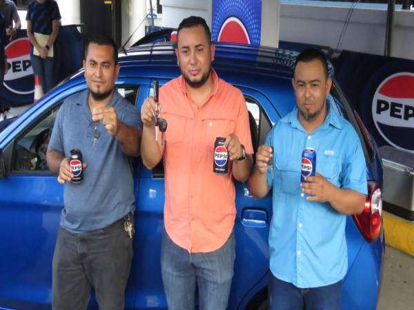 Jesbin Cerna, ganador de una moto; Roger Reyes, ganador del carro; y Allan Patricio Acosta, ganador de otra moto, muestran las llaves de sus vehículos nuevos. ¡Tú también tienes oportunidad de ganar todavía!