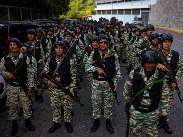 Militares venezolanos participan durante el Plan Independencia 200 este jueves, en Caracas (Venezuela).