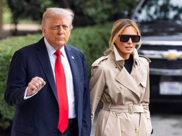 Trump y Melania a su salida de la Casa Blanca para emprender su viaje a Londres.