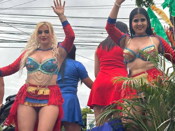 Dos bellas bailarinas en una de las carrozas en el desfile en la avenida Circunvalación en el cierre de la Feria Juniana 2024.