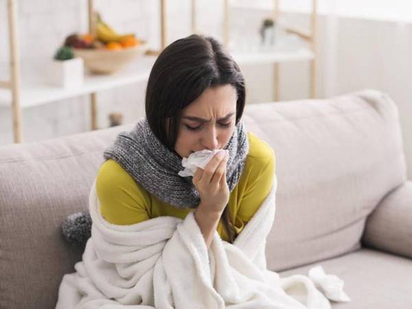 La transmisión del MPVh ocurre por contacto directo con secreciones contaminadas, incluyendo saliva, moco y partículas aerosolizadas, y el periodo de incubación del virus varía de 4 a 6 días.