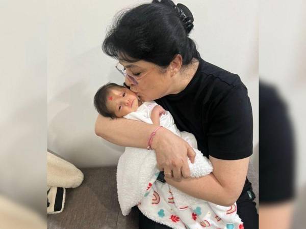 La actriz Victoria Ruffo y su nieta Tessa.