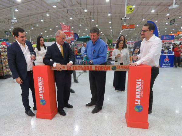 Kenny Yuja y el alcalde José Vicente León encabezaron el tradicional corte de tabla, con el que La Mundial abrió sus puertas en La Entrada, Copán.