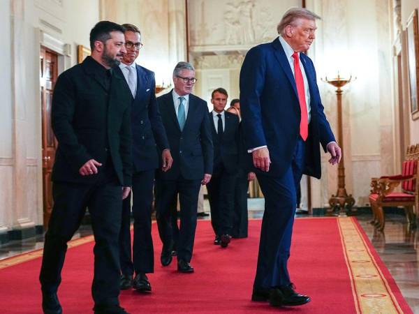 Trump junto a Zelenski, Starmer, Macron y otros líderes europeos se reunieron este lunes en la Casa Blanca.