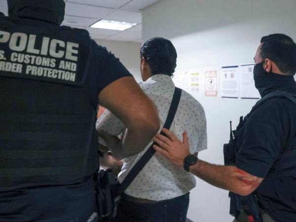 Agentes federales realizando un arresto en la corte de inmigración en Nueva York (Estados Unidos).