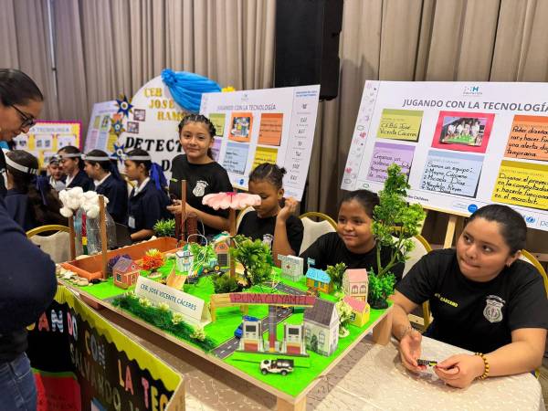 Estudiantes del centro de educación básica José Vicente Cáceres durante la presentación de su proyecto.