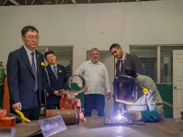El embajador Young-Kyu Park y el alcalde Roberto Contreras durante el recorrido en el instituto Honduras-Corea.