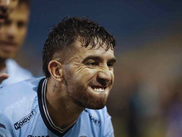 Agustín Auzmendi celebrando el gol marcado por la vía penal en el Águila vs Motagua por el repechaje rumbo a la Copa de Campeones de Concacaf.