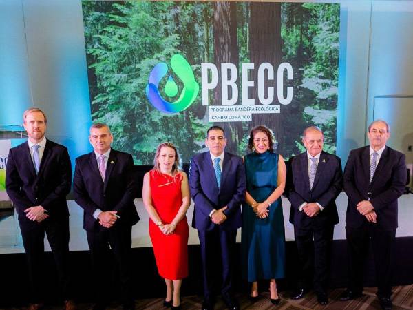 Autoridades del sector público, privado durante la ceremonia de entrega del Galardón Bandera Ecológica – Cambio Climático.