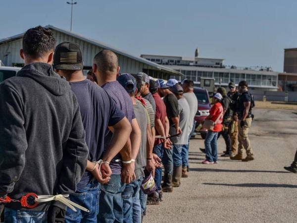 Empresarios denuncian que las redadas están dejando sin mano de obra sectores clave como la agricultura, la construcción, el turismo y la industria alimentaria en EEUU.